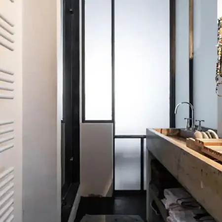 Two Bd Modern Loft Near Montmartre!